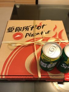 台湾のピザハットのピザの箱