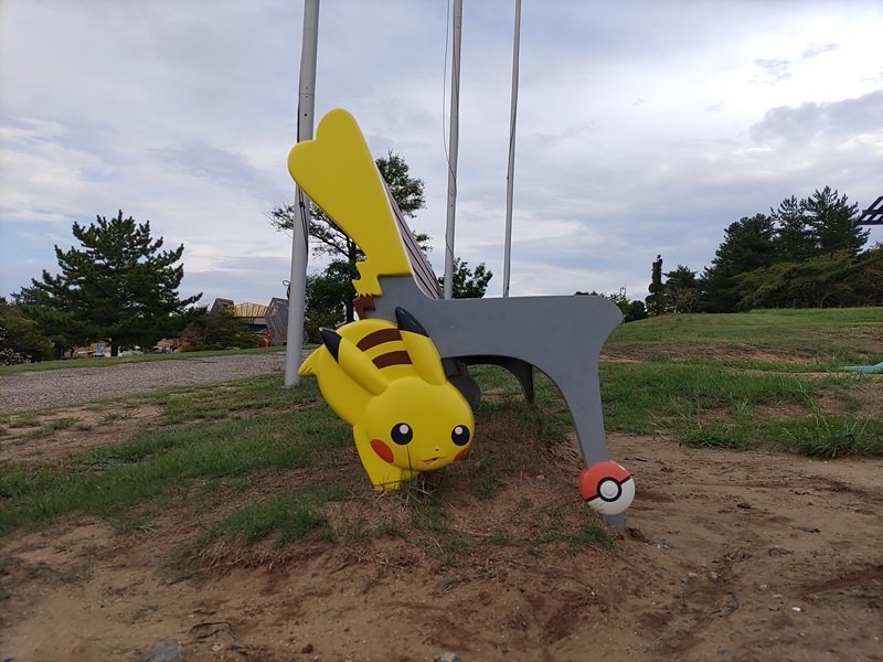 鳥取砂丘こどもの国にあるピカチュウ付きのベンチ